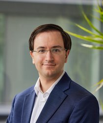 A photo of Stephen Bach